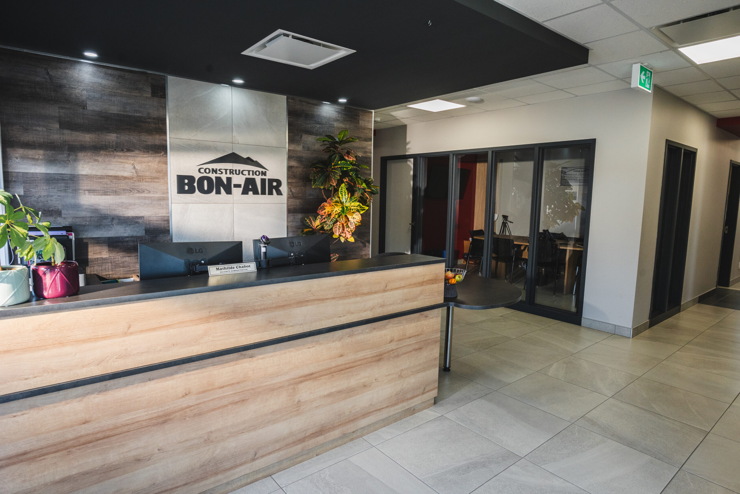 Réception moderne de Construction Bon-Air avec comptoir en bois et enseigne murale